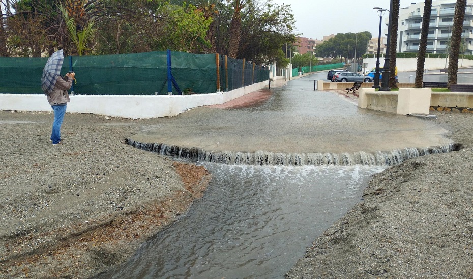 Una persona hace una fotografía de la lluvia caída en el Paseo Marítimo de Aguadulce , en Roquetas de Mar. Efe. 